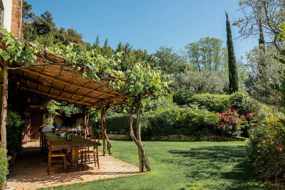 Pergola outdoor dining at Il Podere di Toscana private villa Tuscany
